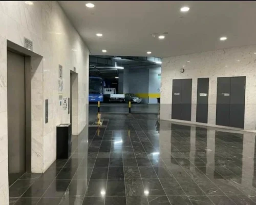 Carros centre lift lobby